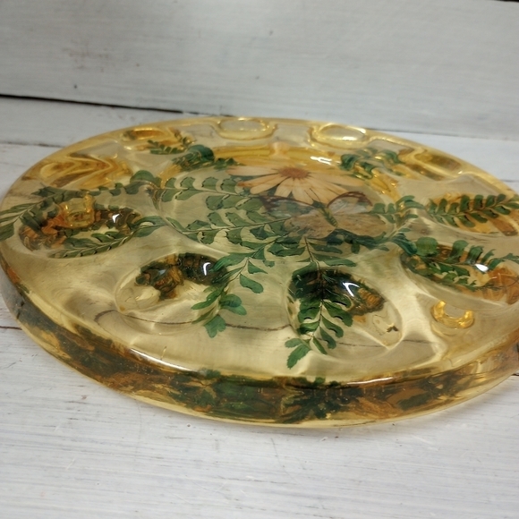 Round Acrylic Resin Egg Plate with Pressed Ferns, Daisy and Butterfly by Design - Picture 4 of 9